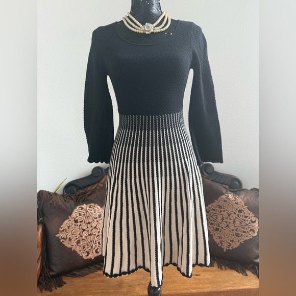 French Connection Dresses & Skirts - French Connection Vintage Sunrise Tellin Knit Dress Size 6